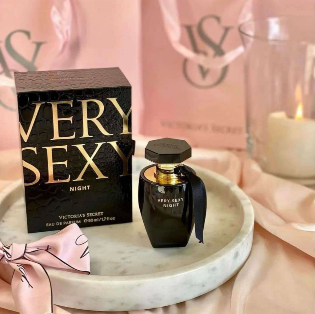 Nước hoa Victoria’s Secret Very Sexy Night tựa một viên ngọc đen, sang trọng, thần bí đầy quyến rũ