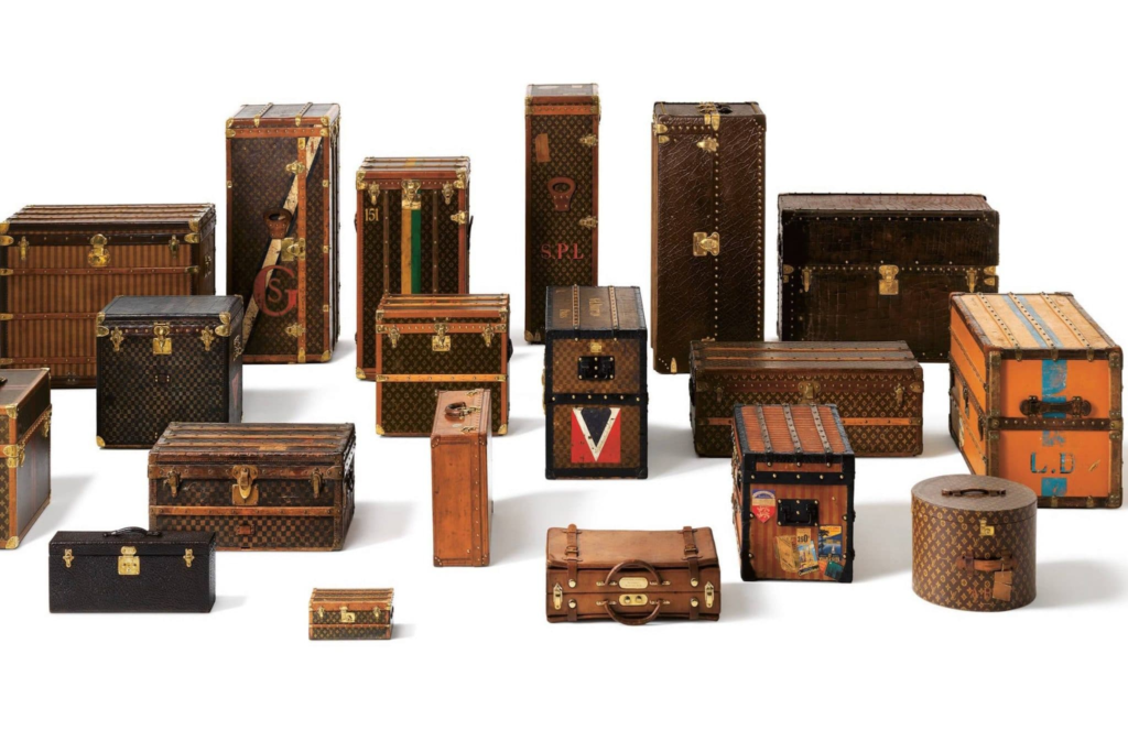 Thương hiệu LV nổi tiếng với những mẫu túi xách, vali du lịch hàng hiệu đi cùng năm tháng