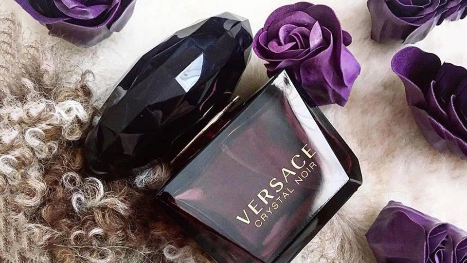 Nước hoa Versace nữ Crystal Noir được xem như biểu tượng hương sắc của người phụ nữ quyền lực