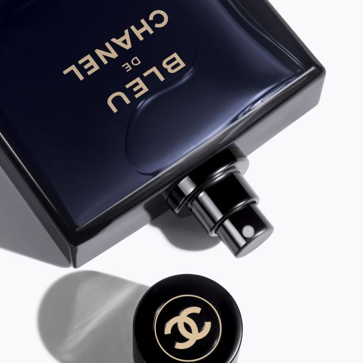 Điểm nhấn thiết kế Bleu de Chanel Parfum là tên, logo thương hiệu được mạ vàng sang trọng