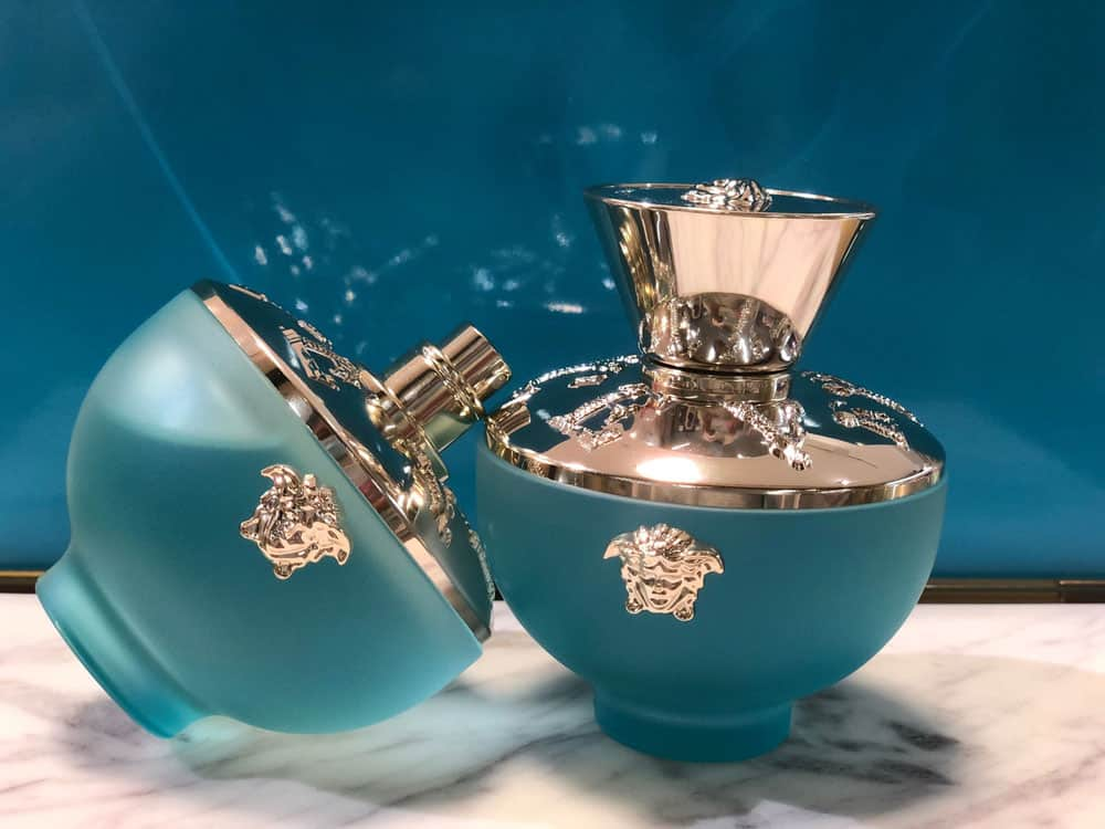 Versace Dylan Turquoise là dòng nước hoa cho nữ khi đi biển đầy tươi mát