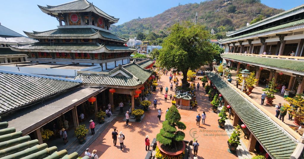 Miếu Bà Chúa Xứ Núi Sam là điểm dừng quen thuộc của nhiều người khi đi du lịch An Giang
