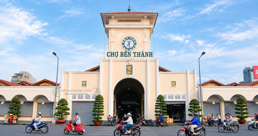 Chợ Bến Thành là cái tên quen thuộc khi nhắc đến những địa điểm du lịch Sài Gòn
