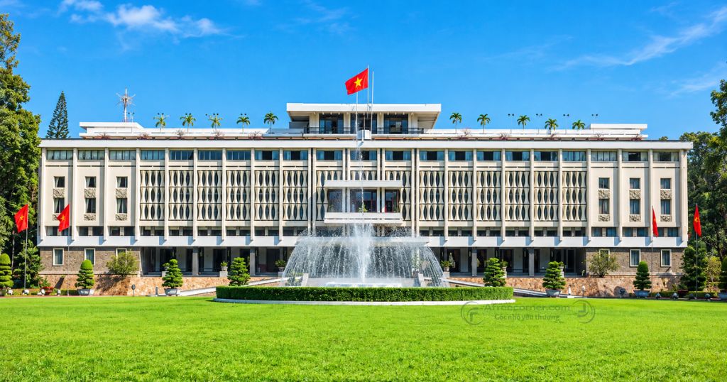 Dinh Độc Lập là một trong những địa điểm đáng ghé khi đi du lịch Sài Gòn và tìm hiểu thêm về lịch sử
