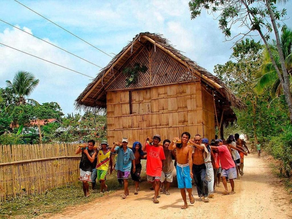 Lối sống Bayanihan được hiểu là tinh thần đoàn kết, hợp tác và tự nguyện giúp đỡ lẫn nhau